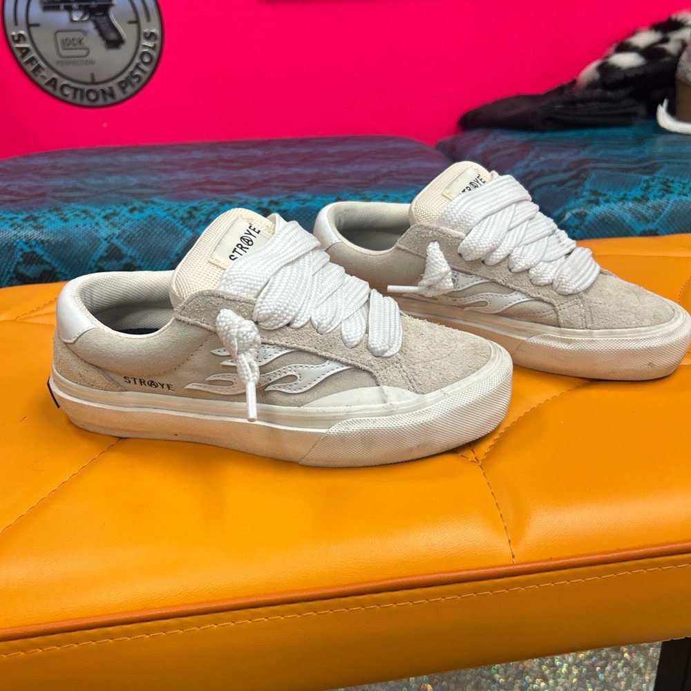 STRAYE Tan and White Sneakers Suede Logan Puff